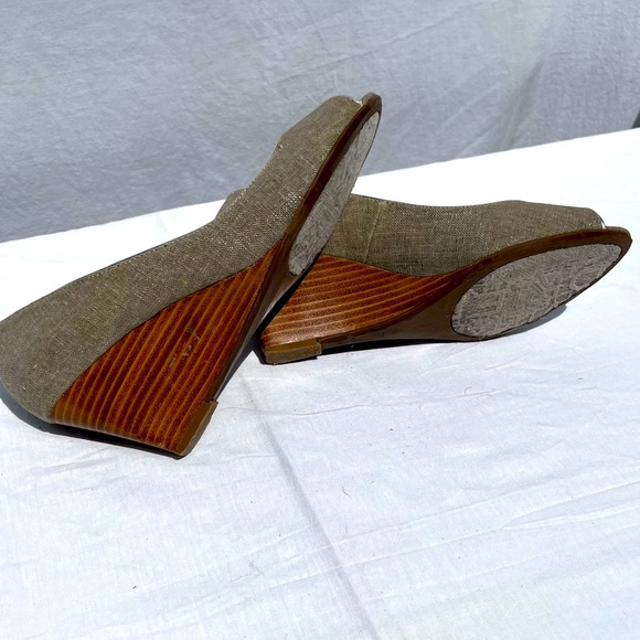 Adrienne Vittadini linen/leather wedges. Grey/Silver/Brown/Wooden, Size 9.5W - Picture 4 of 4